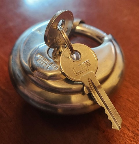Round padlock storage unit - padlock,